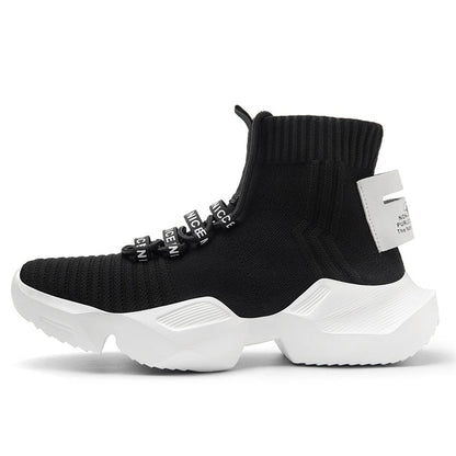 Schwarzer Sneaker mit weißer Sohle, Strickmaterial, hoher Schaft, modisch, sportlich.