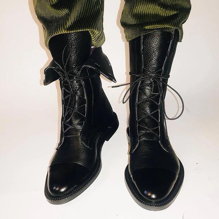 Schwarze Lederstiefel mit Schnürung, elegantes Design, Herrenmode, Herbst-Winter-Stil.