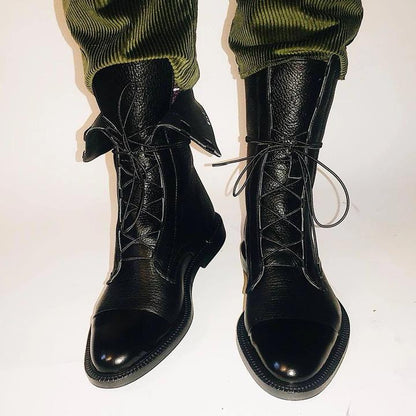 Schwarze Lederstiefel mit Schnürung, elegantes Design, Herrenmode, Herbst-Winter-Stil.