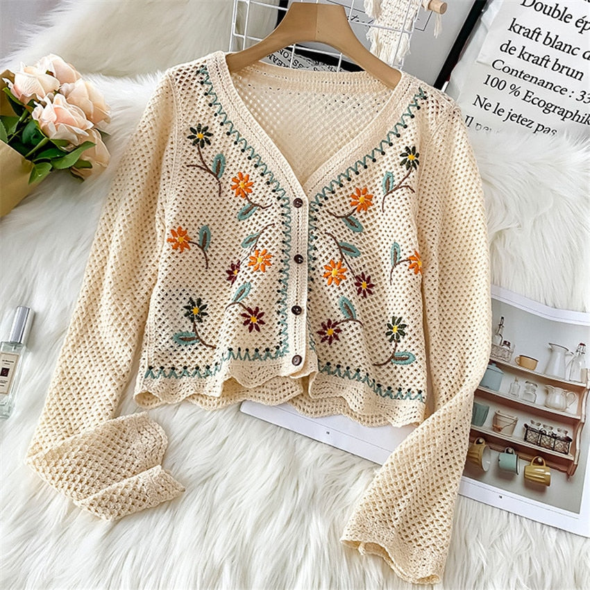 Beige Strickjacke mit Blumenstickerei, V-Ausschnitt, Knöpfen, Damenmode, Boho-Stil.
