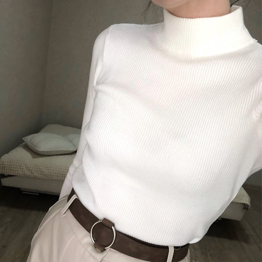 Damen Rollkragenpullover weiß, gerippt, elegant, Herbstmode, weiches Material, modisch.