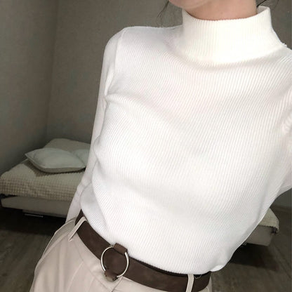 Damen Rollkragenpullover weiß, gerippt, elegant, Herbstmode, weiches Material, modisch.