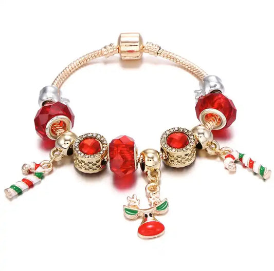 Goldenes Armband mit roten und goldenen Perlen, Rentier- und Zuckerstangen-Anhängern.