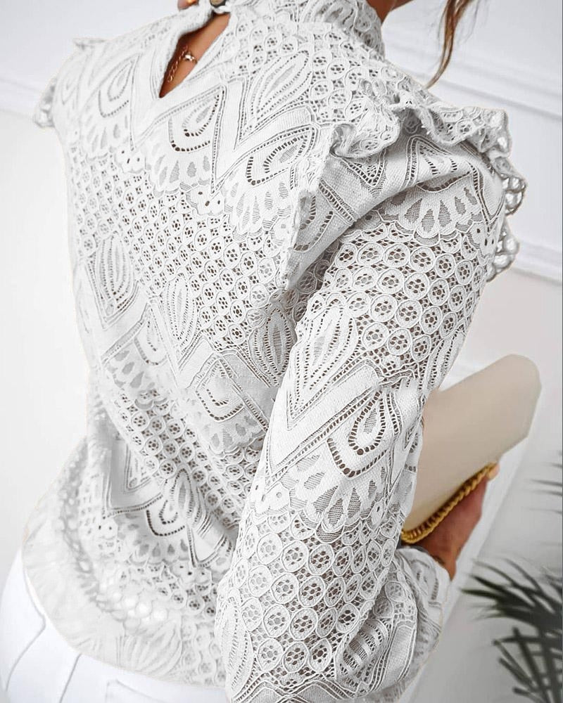 Weiße Spitzenbluse Damen, elegantes Design, langärmlig, Vintage-Stil, modische Kleidung.