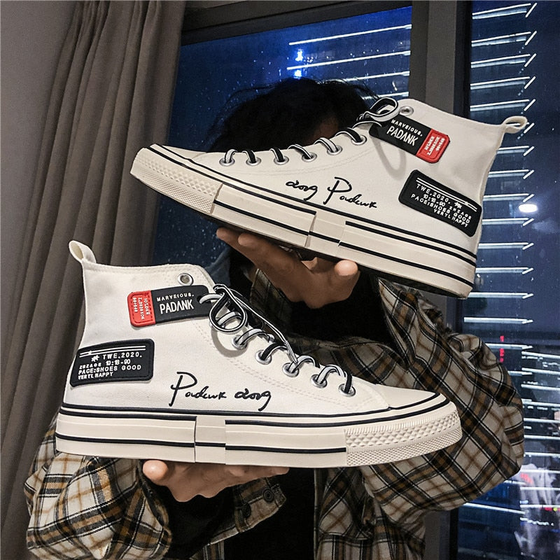 Weiße High-Top-Sneaker, Canvas, schwarze Akzente, handgeschriebenes Design, urbaner Stil