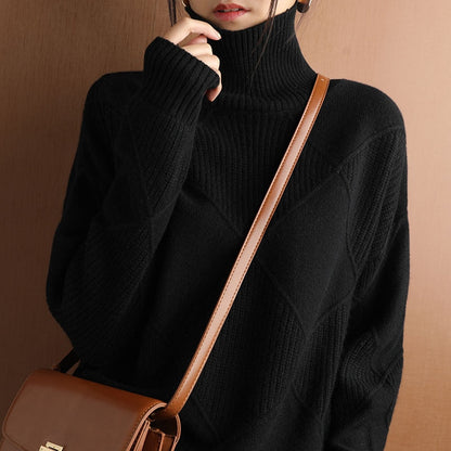 Frau in schwarzem Rollkragenpullover mit brauner Ledertasche, Herbstmode, Damenbekleidung.