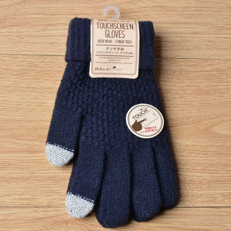 Dunkelblaue Touchscreen-Handschuhe aus Strick mit grauen Fingerspitzen auf Holzhintergrund.