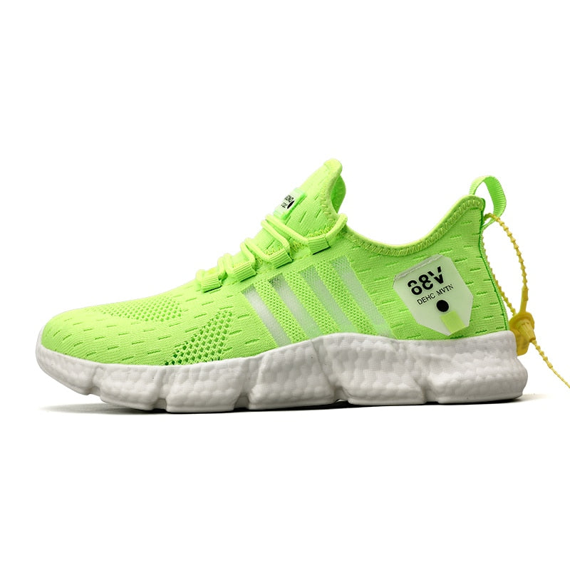 Neongrüner Sportschuh, atmungsaktiv, mit weißer Sohle, ideal für Laufen und Fitness.