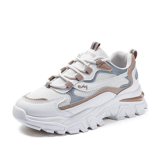 Weiße Sneaker mit dicker Sohle, Mesh-Einsätzen und braunen Akzenten für Damen.