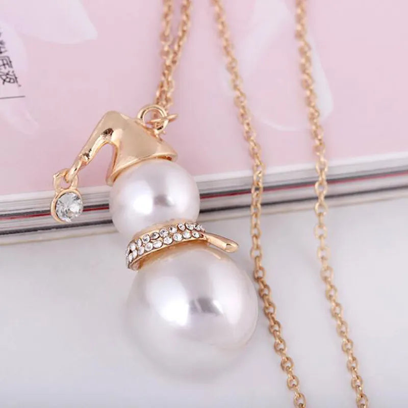 Goldene Halskette mit Schneemann-Anhänger aus Perlen und Strass, eleganter Schmuck.