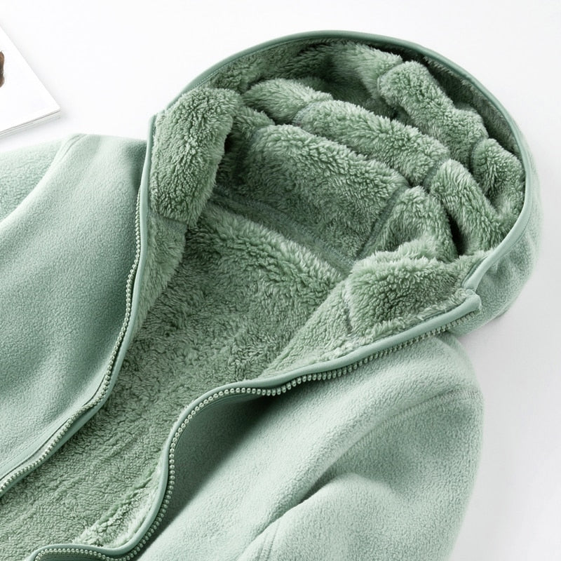 Grüne Fleecejacke mit Kapuze, Reißverschluss, weiches Material, warme Winterbekleidung.