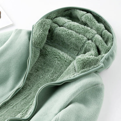 Grüne Fleecejacke mit Kapuze, Reißverschluss, weiches Material, warme Winterbekleidung.