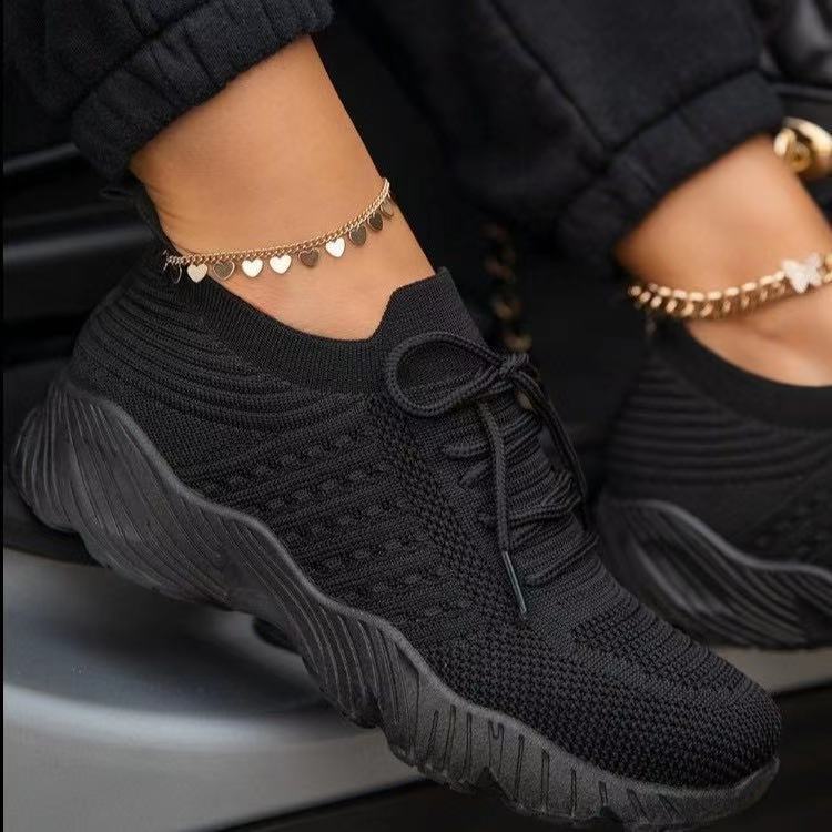 Schwarze Damen-Sneaker, gestricktes Material, modisch, bequem, mit Herzfußkettchen.