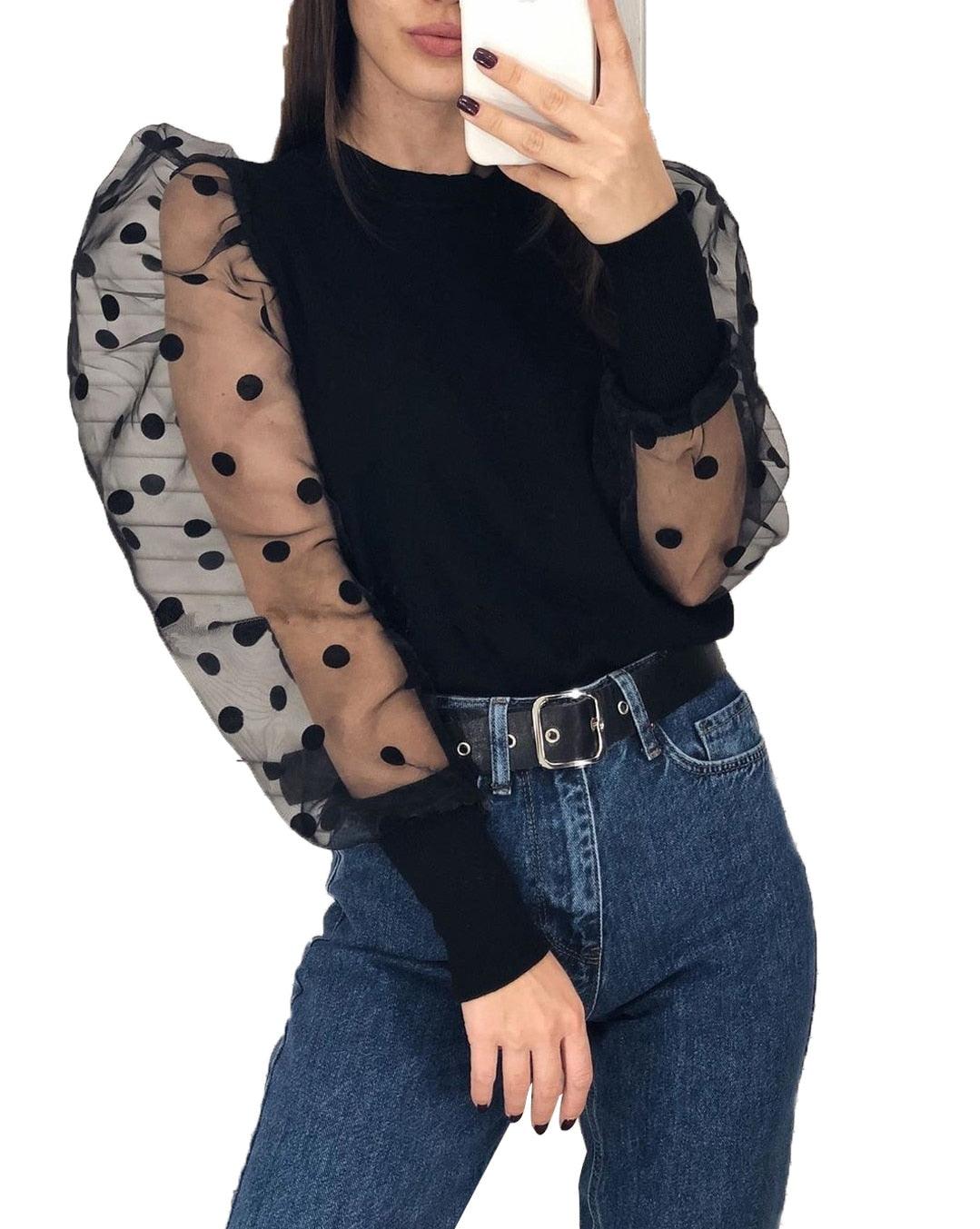 Damenpullover mit transparenten Puffärmeln, schwarze Punkte, modisch, elegant, Freizeitkleidung.