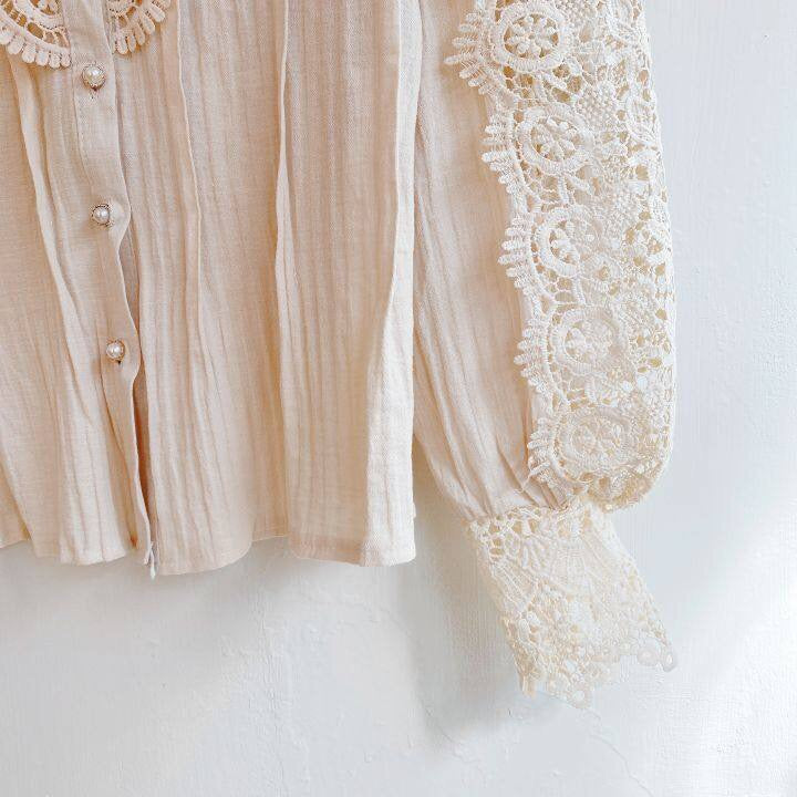Beige Bluse mit Spitzenärmeln, Knopfleiste, Damenmode, elegant, Baumwolle, Vintage-Stil.