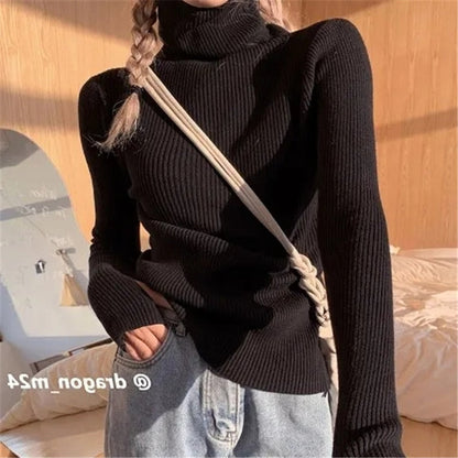 Frau in schwarzem Rollkragenpullover, Zopf, Jeans, beige Tasche, lässiger Herbstlook.