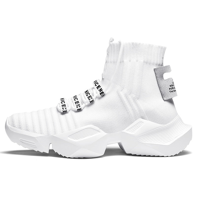 Weiße High-Top-Sneaker, Strickmaterial, modisches Design, sportlich, unisex.