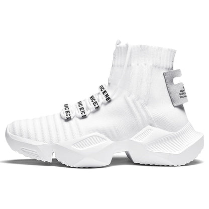 Weiße High-Top-Sneaker, Strickmaterial, modisches Design, sportlich, unisex.