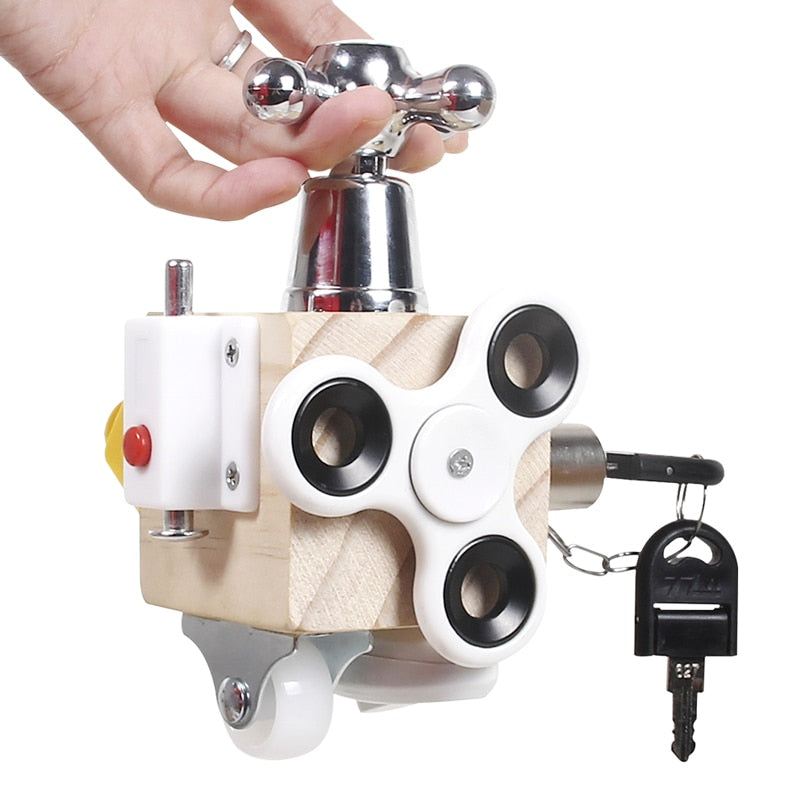 Holzspielzeug mit Metallteilen, weißem Fidget Spinner, Schlüssel und Rollen für Kinder.