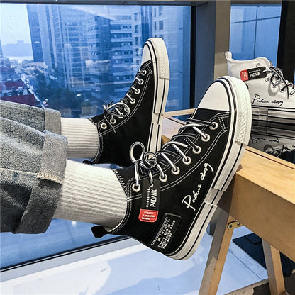 Schwarze High-Top-Sneaker mit weißer Sohle, Schriftzug, urbaner Stil, Unisex, Fensterblick.