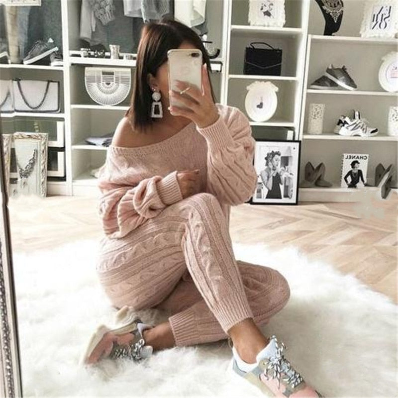 Frau in rosa Strickpullover und Hose, Selfie, modernes Wohnzimmer, Mode, gemütlich, trendy.