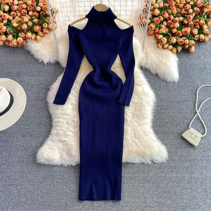 Blaues, schulterfreies Strickkleid, figurbetont, elegantes Design, Herbstmode Damen.