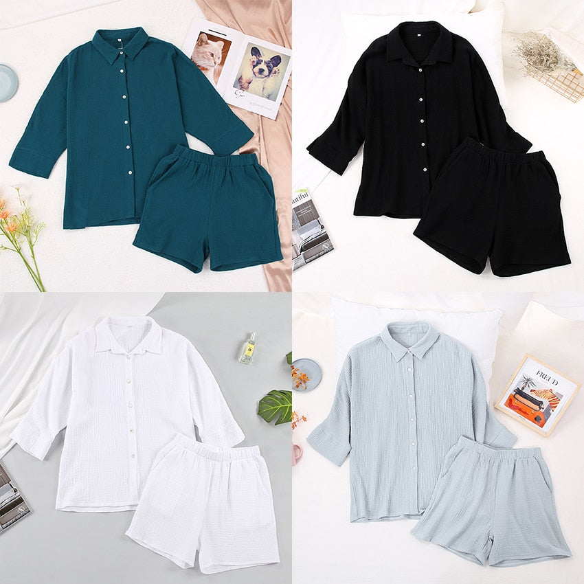 Vier Sets aus Hemd und Shorts in Blau, Schwarz, Weiß und Grau, aus Baumwolle, lässiger Stil.