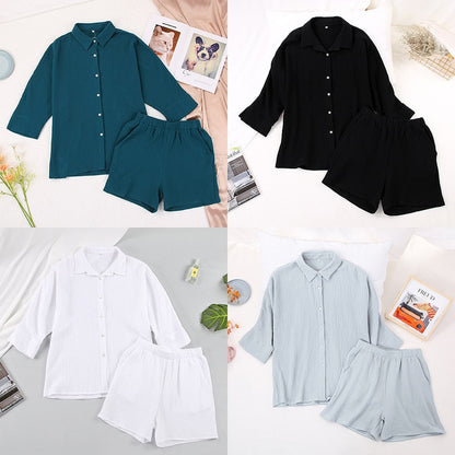 Vier Sets aus Hemd und Shorts in Blau, Schwarz, Weiß und Grau, aus Baumwolle, lässiger Stil.
