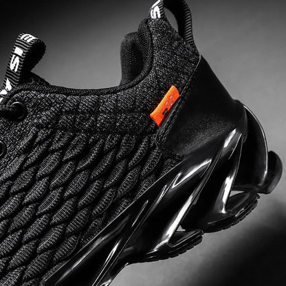 Schwarzer Sportschuh mit Mesh-Obermaterial, orange Akzent, rutschfeste Sohle, Herren Sneaker.
