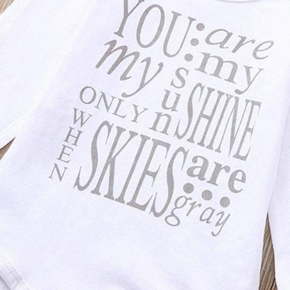 Babyoutfit med text och volangbyxor – Höstunderverkset