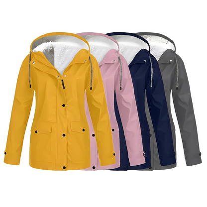Vier Regenjacken Damen, gelb, rosa, blau, grau, mit Kapuze, wasserdicht, Outdoor-Bekleidung.