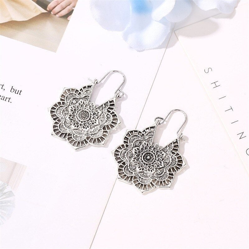 Silberne Mandala-Ohrringe, filigranes Design, Boho-Schmuck, Damen-Accessoire.