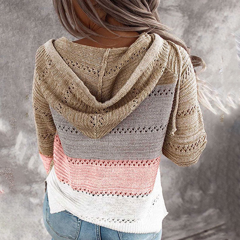 Frau in gestreiftem Strickpullover mit Kapuze, beige, grau, rosa, weiß, modisch, lässig.
