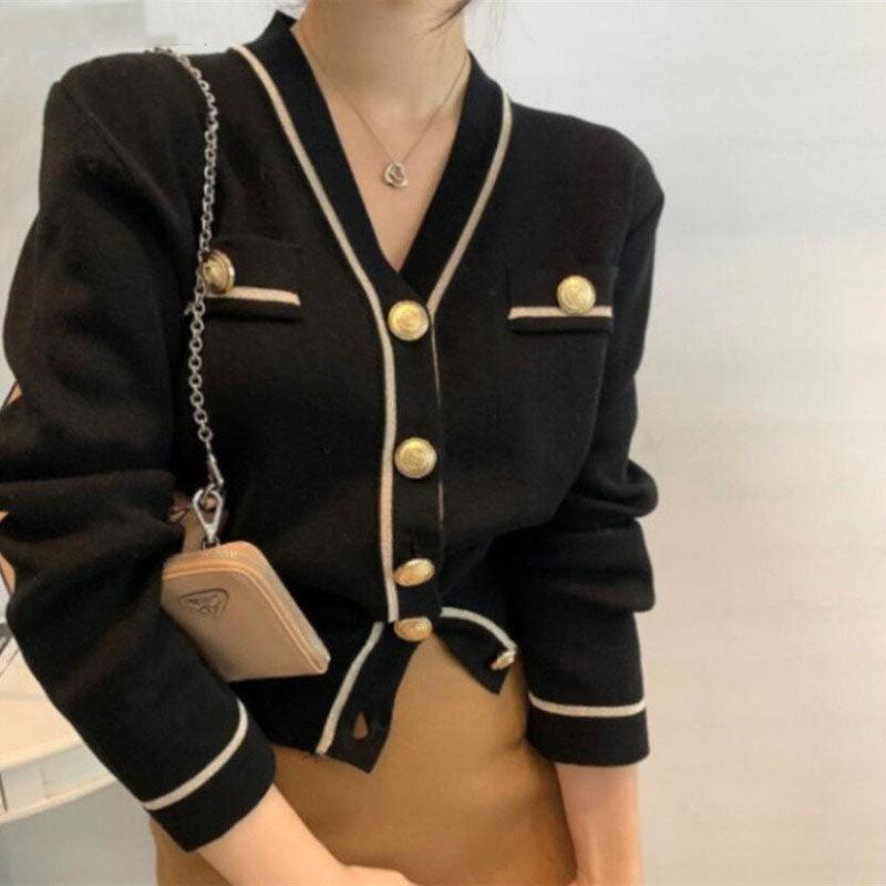Damen Strickjacke schwarz mit goldenen Knöpfen, V-Ausschnitt, elegantes Design, Herbstmode.