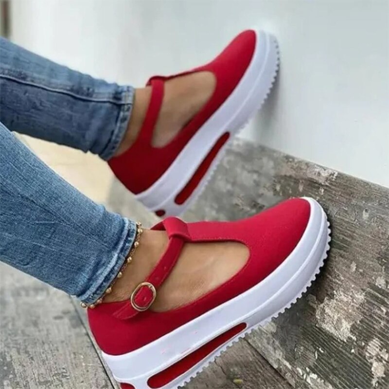 Rote Damen-Sneaker mit Plateau, Textil, Freizeit, modisch, bequem, Jeans, Holzbank.