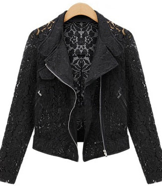 Schwarze Damen-Spitzenjacke mit Reißverschluss, elegant, modisch, aus Spitze, auf Holzkleiderbügel.