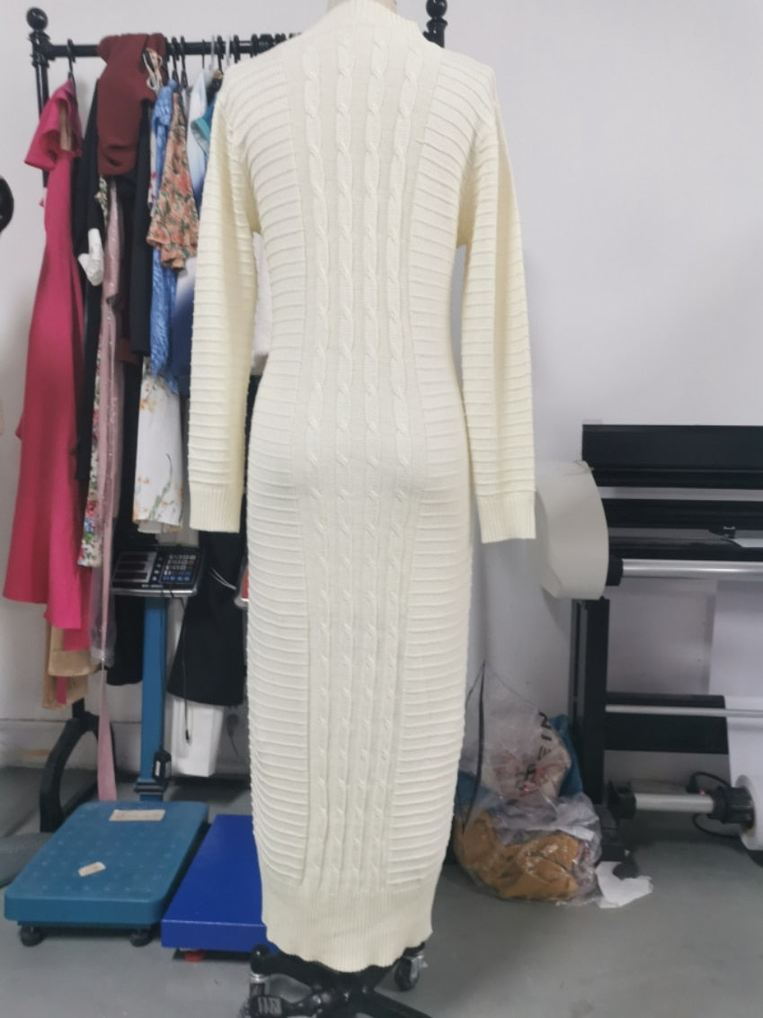 Elfenbeinfarbenes Strickkleid, langärmelig, Zopfmuster, Damenmode, elegant, Winterkleidung.
