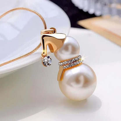 Goldene Halskette mit Perlenanhänger, Strassverzierung, eleganter Schmuck für Damen.