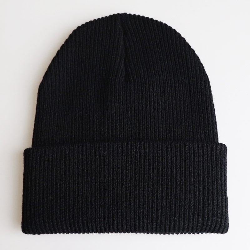 Schwarze Strickmütze aus Wolle, unisex, warm, modisch, ideal für Winterkleidung.
