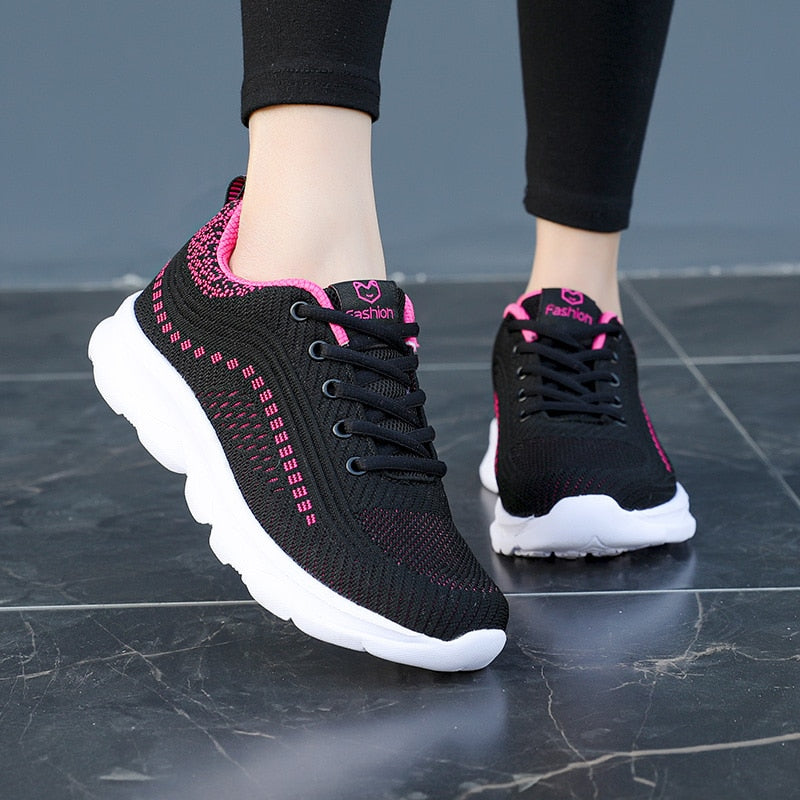 Schwarze Damen-Sneaker mit pinken Akzenten, atmungsaktiv, rutschfeste Sohle, modisch.