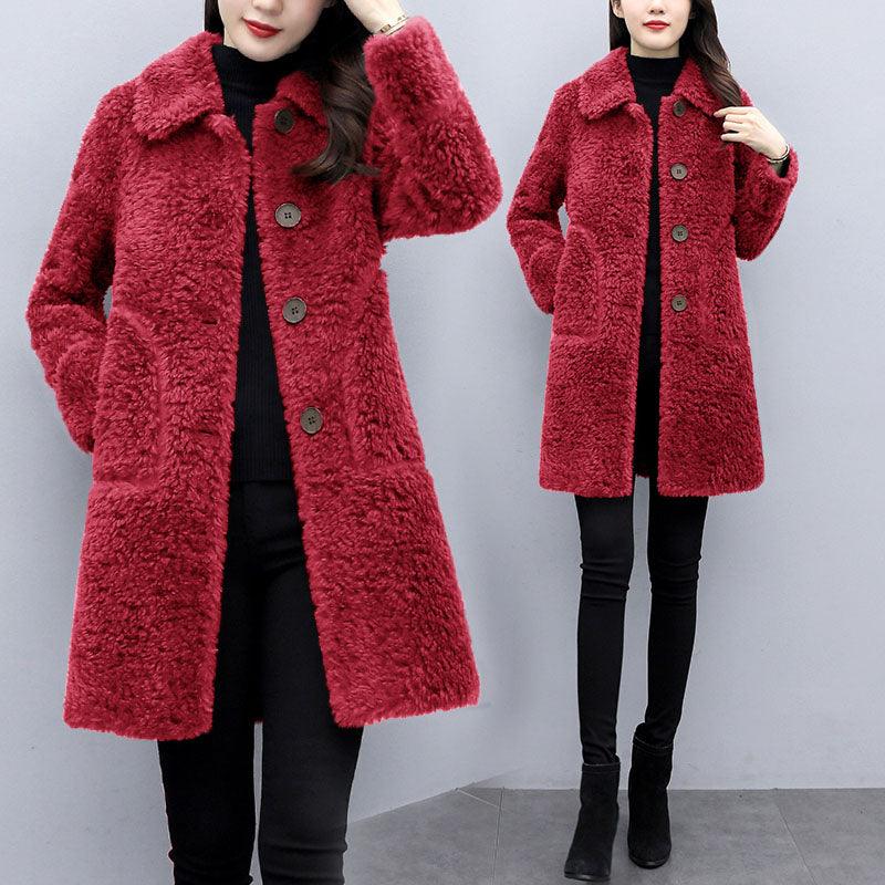 Frau in rotem Teddyfellmantel, Wintermode, Damenbekleidung, warm, stilvoll, elegant.