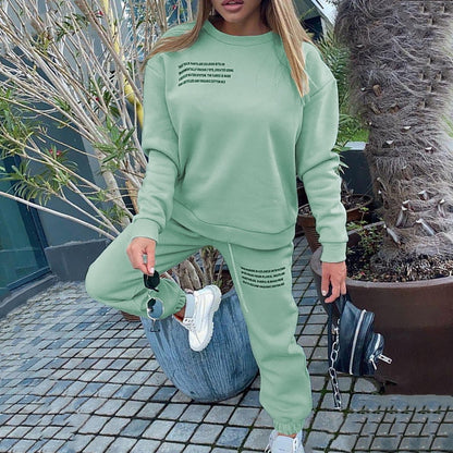 Frau in grünem Jogginganzug, Sneakers, schwarze Tasche, draußen, modisch, bequem.