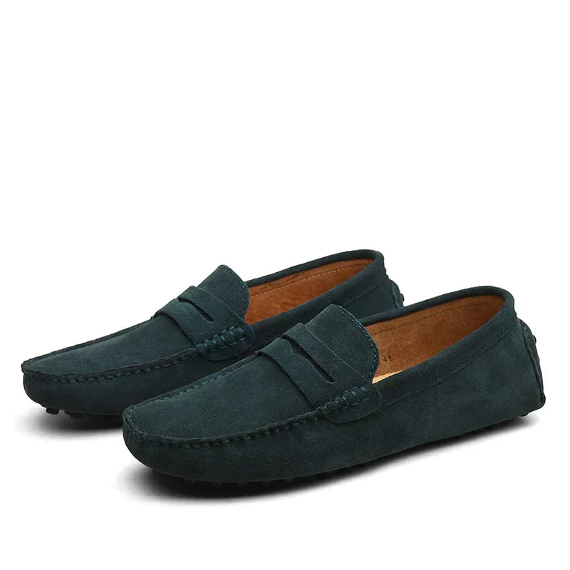 Dunkelgrüne Wildleder-Mokassins für Herren, rutschfeste Sohle, elegantes Design.