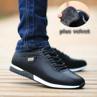 Schwarze Herren-Sneaker, Lederoptik, mit Plüschfutter, rutschfeste Sohle, modisch und bequem.