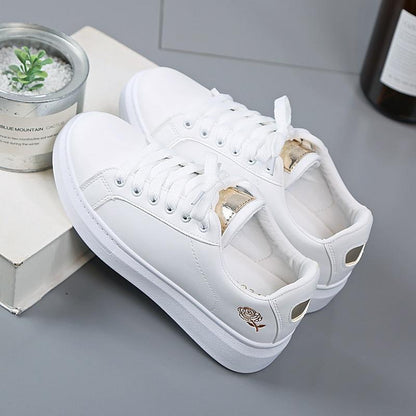 Trendig dam sneakers i konstläder med metallic-accenter – Norell
