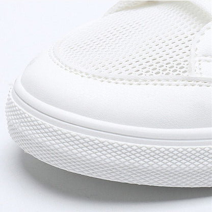 Weiße Sneaker aus Mesh und Leder, runde Zehenpartie, sportlich, modisch, bequem.