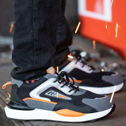 Schwarze und graue Sicherheitsschuhe mit orangefarbenen Akzenten, rutschfeste Sohle, robustes Design.