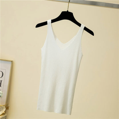 Weiße Damen-Rippstrick-Tanktop aus Baumwolle, ärmellos, V-Ausschnitt, auf Kleiderbügel.