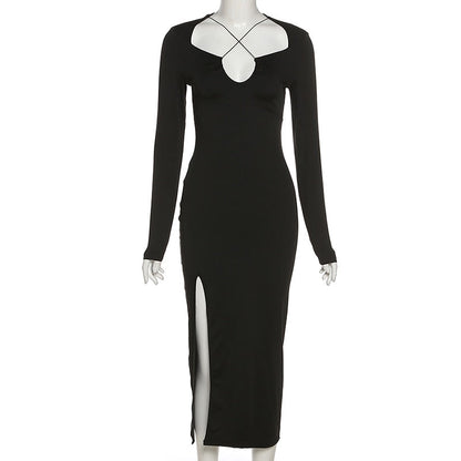 Schwarzes langärmeliges Kleid mit Schlitz und Ausschnitt, elegantes Abendkleid, Damenmode.