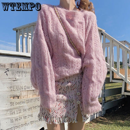 Frau in rosa Strickpullover und Paillettenrock, modisch, draußen, Herbstmode.
